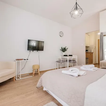 Jaktorowska Exquisite Studio *